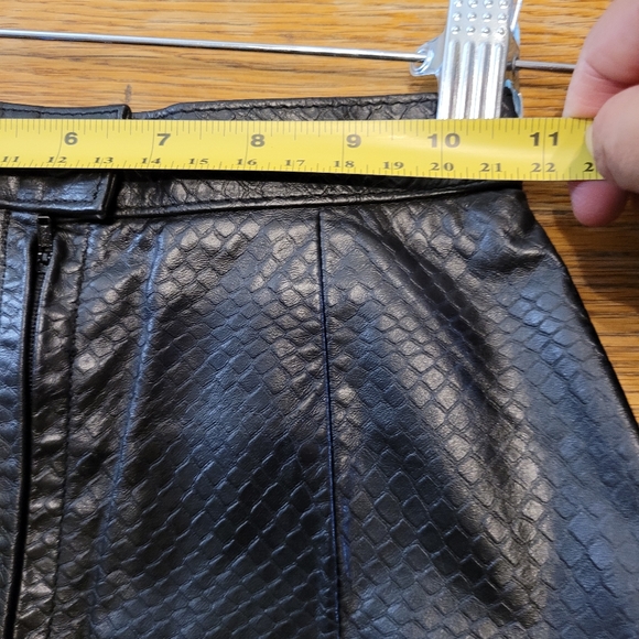 Wilsons Leather Vintage Black Skirt Snake Pattern Pencil Womens Size 4 Genuine - Picture 8 of 9